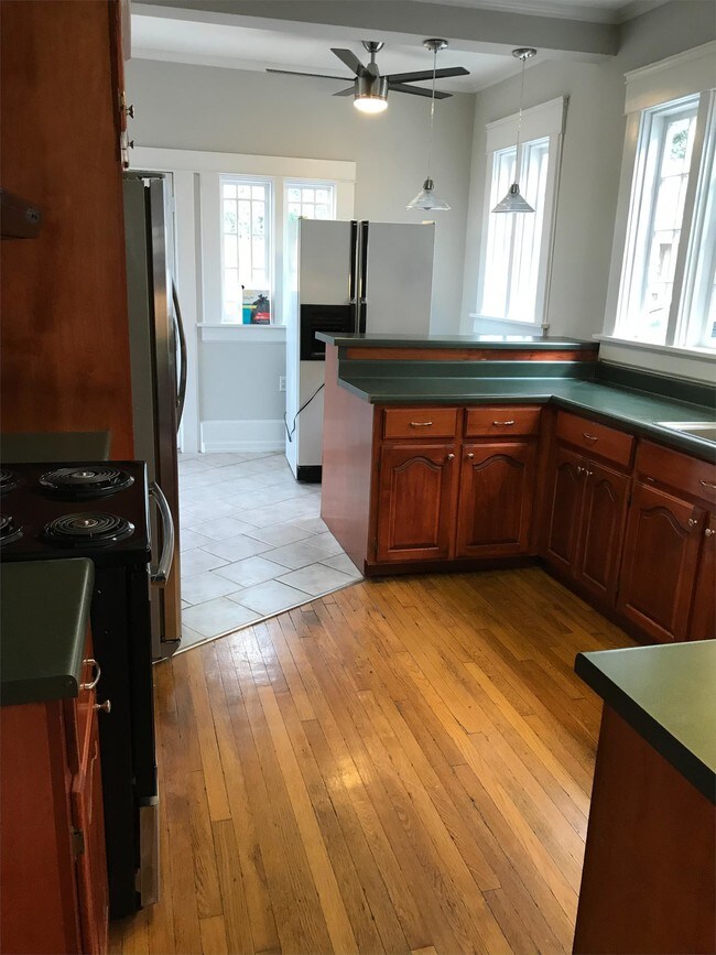 Building Photo - 819 29th St S