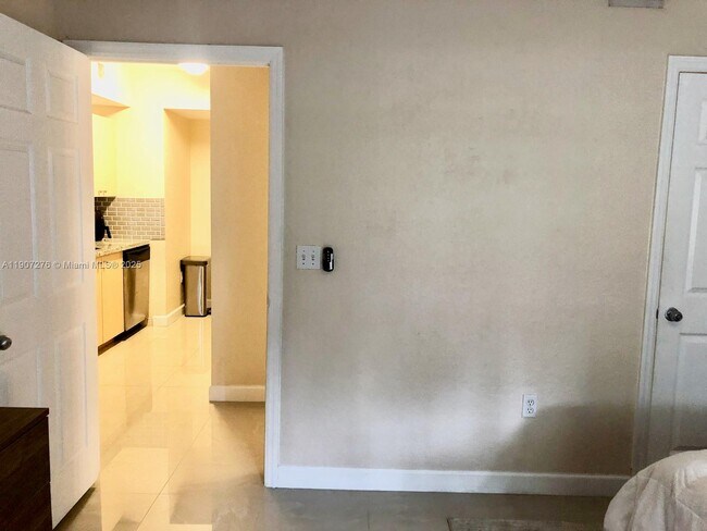 Building Photo - 2532 Centergate Dr