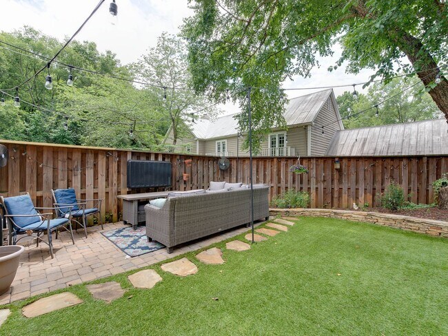 Building Photo - A picture perfect cottage home ready for you with community pool!