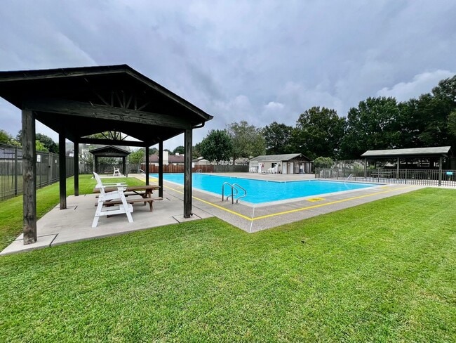 Building Photo - Bright First-Floor 2BR Condo—Pool & Amenities