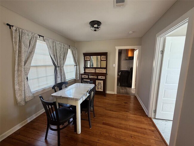 Building Photo - 521 S Oak Ave