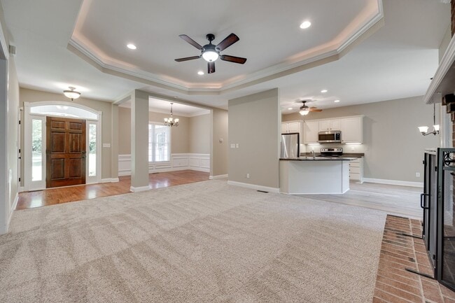 Building Photo - Beautiful 3 bedroom 2 bath Ranch with Bonu...