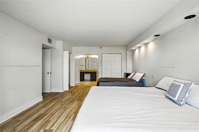 Building Photo - 3600 Mystic Pointe Dr