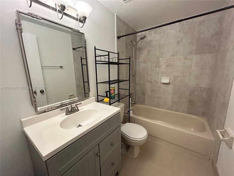 Building Photo - 4401 SW 70th Ter