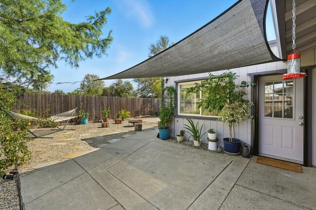 Building Photo - Single-Story 3 Bedroom Home in Quiet El Do...