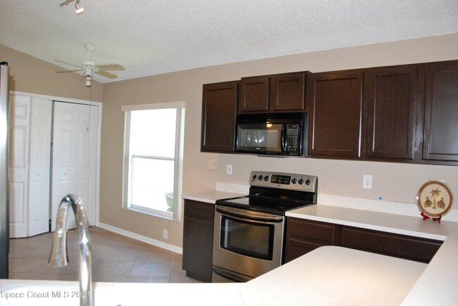 Building Photo - 720 Wickham Lakes Dr