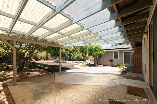 Building Photo - Beautiful, meticulously updated and  maint...
