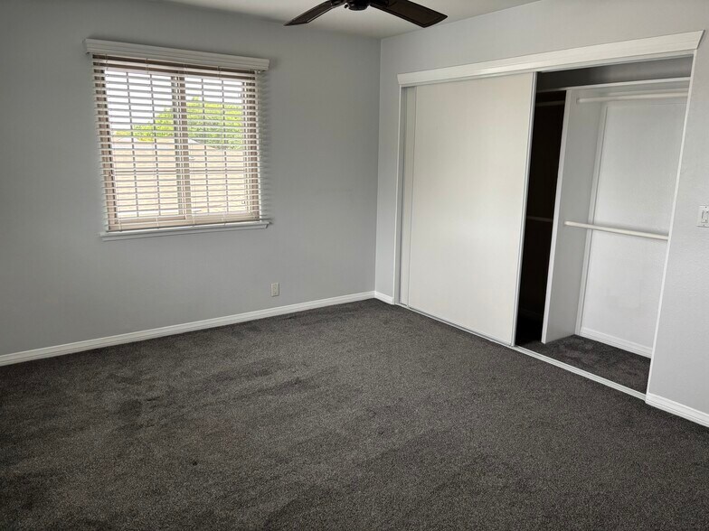 Building Photo - 6509 W 86th Plz
