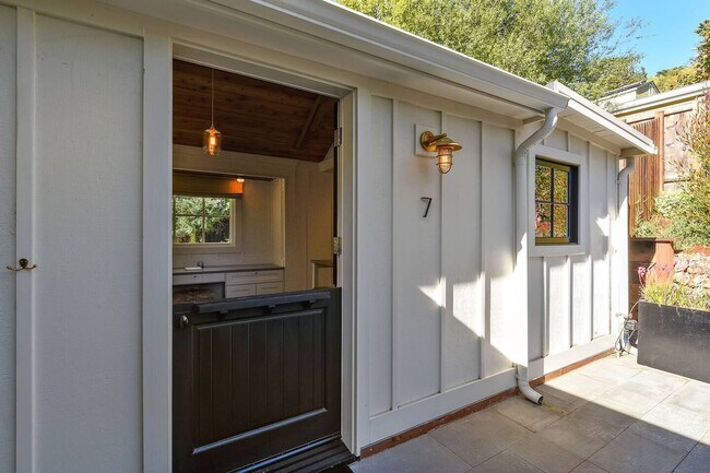 Building Photo - High end, fully furnished (or unfurnished) pair of cottages in Downtown Mill Valley! PROGRESSIVE