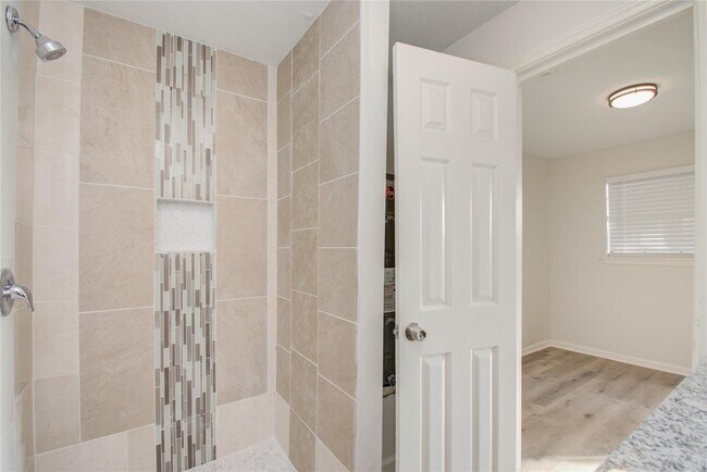 Building Photo - 1051 W Little York Rd