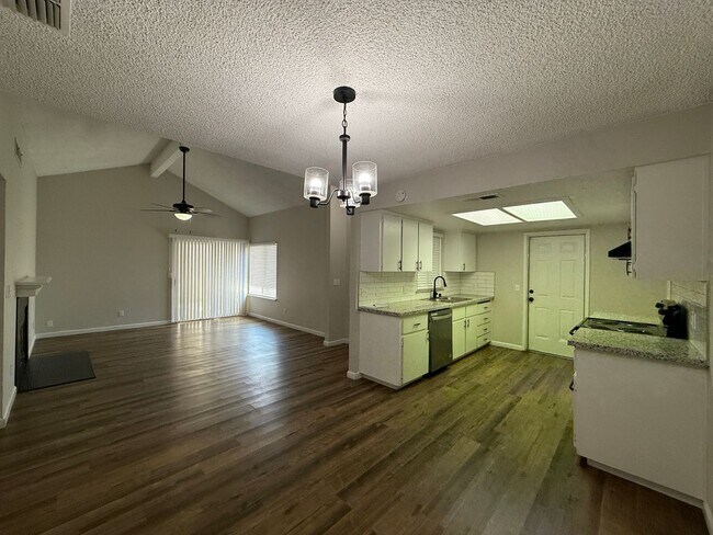 Building Photo - Must see! 2-bedroom, 2-bathroom single-sto...