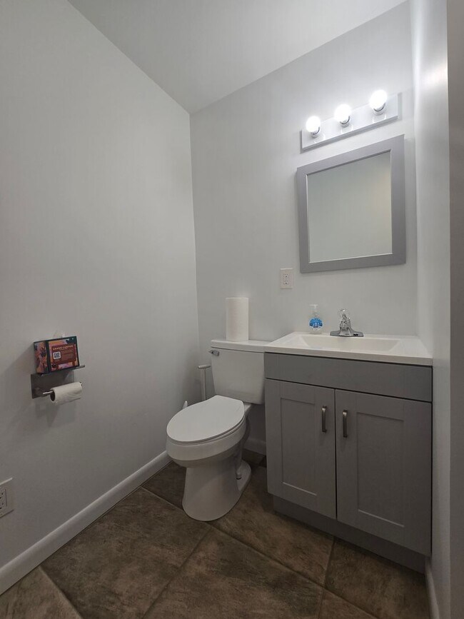 Building Photo - 512 1/2-417 1/2 16th St W