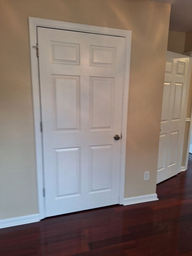 Building Photo - Convenient location to interstate in North...