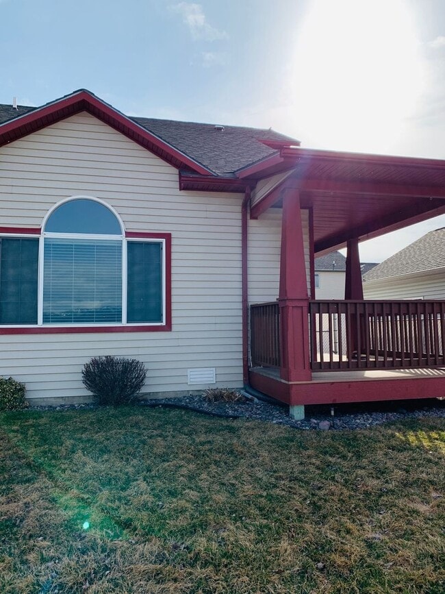 Building Photo - Large Yard - 3 Bed - 2 Bath - Pet Friendly