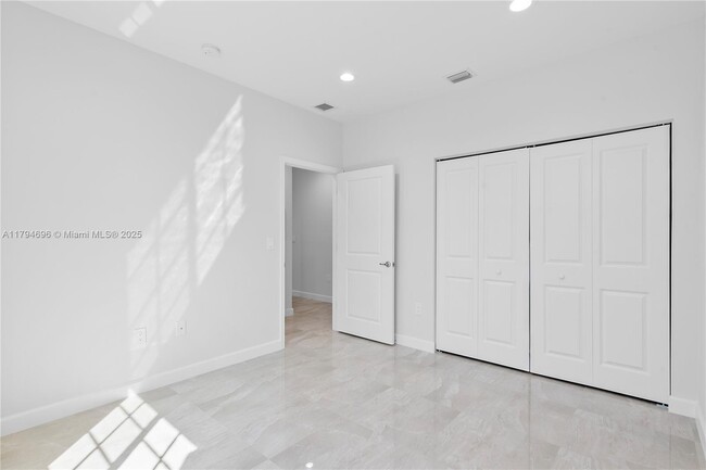 Building Photo - 5745 SW 44th Ct