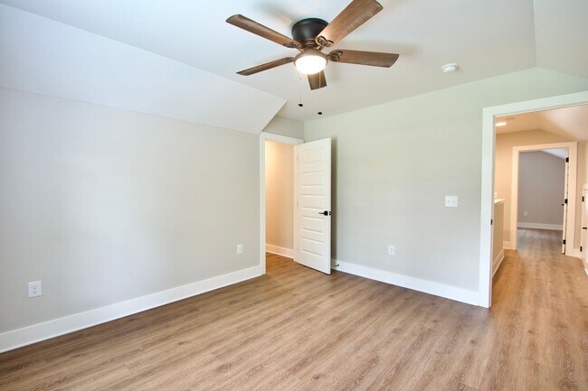 Building Photo - Now Leasing for Fall 2025! $1000 Per Bedro...