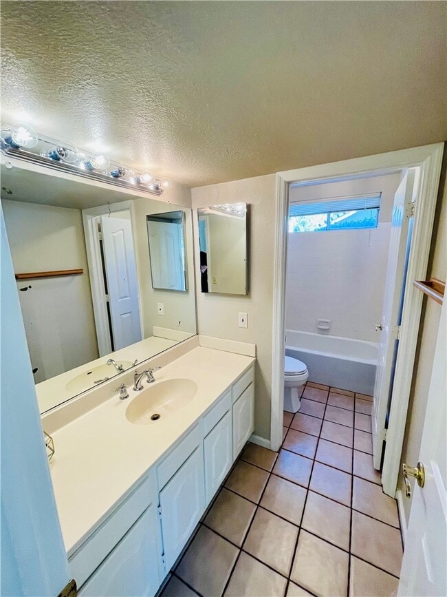 Building Photo - 25472 Day Lily Dr