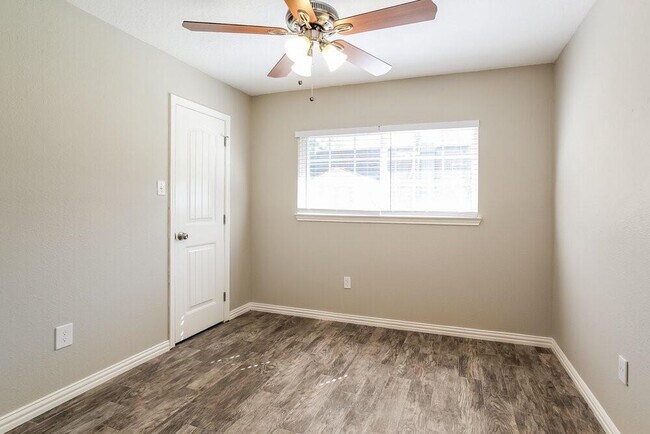 Building Photo - 10806 Clear Fork Dr