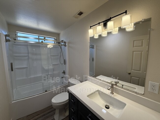 Building Photo - 438 Ash St