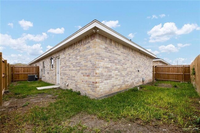 Building Photo - 2709 E Israel Ave