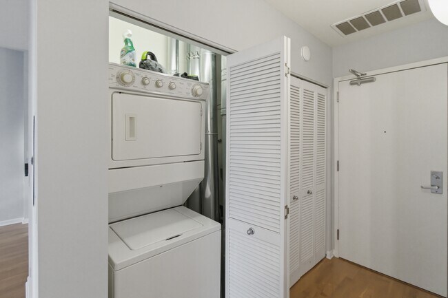 Building Photo - 873 N Larrabee St