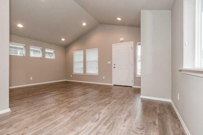 Building Photo - Beautiful 2 bedroom Home in Cottage Grove-...