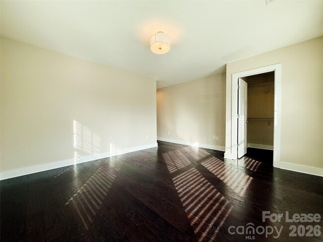 Building Photo - 1424 W 4th St