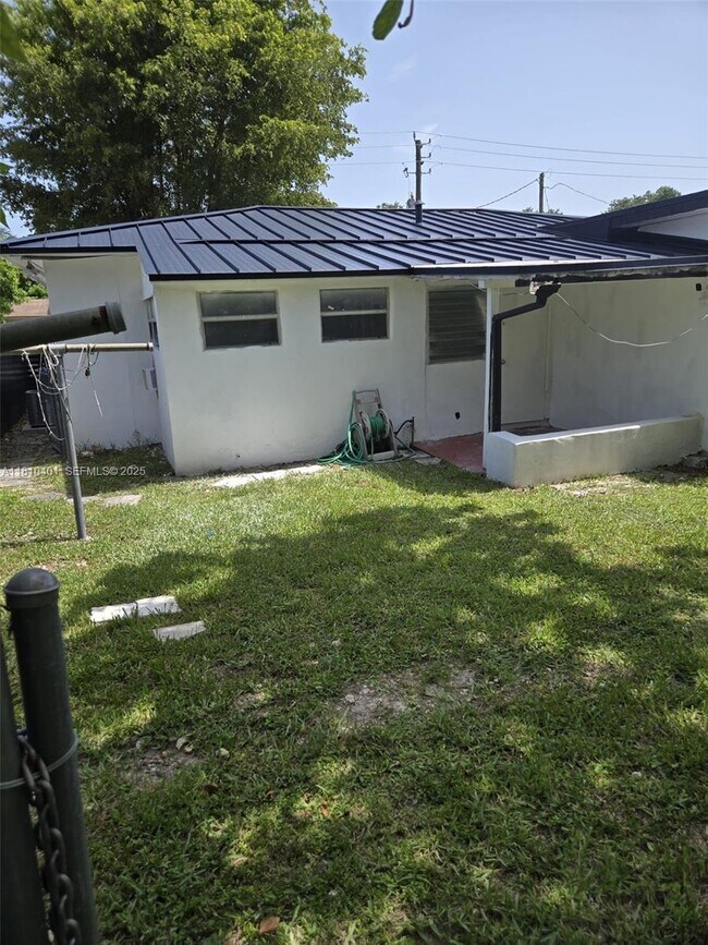 Building Photo - 1305 NE 146th St