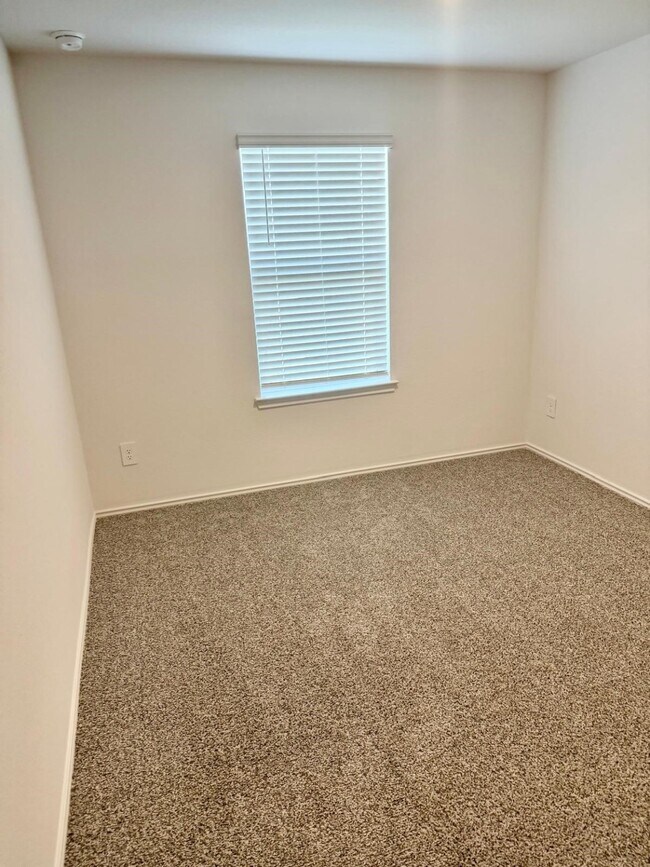 Building Photo - 4922 Oakwood Dr