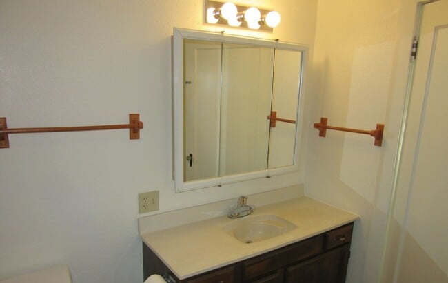 Building Photo - 912 N 1st St