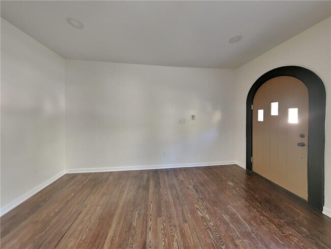 Building Photo - 499 Woodlawn Ave NW