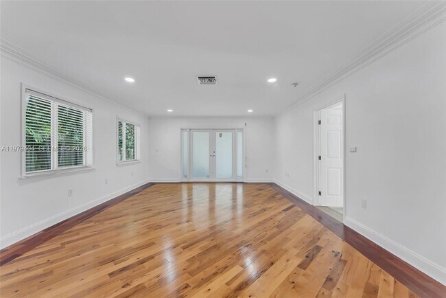 Building Photo - 2121 SW 30th Ct