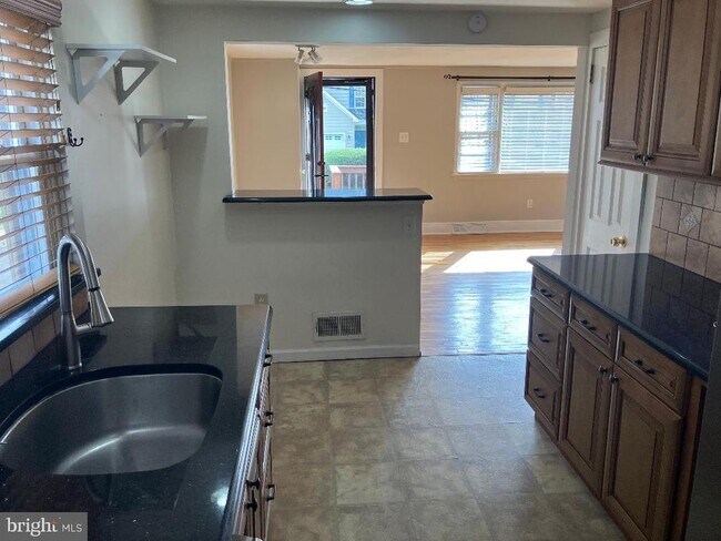 Building Photo - 118 W Lehman Ave