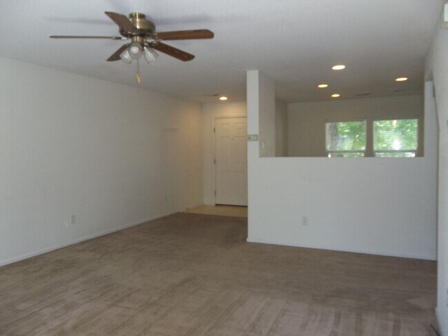 Building Photo - Bright and Inviting 3 Bedroom Home Near Everything Fort Collins Has to Offer