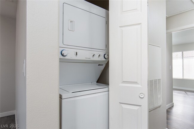 Building Photo - 7300 W Pirates Cove Rd