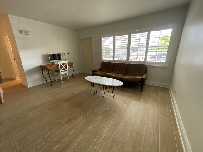 Building Photo - 2424 NE 9th St