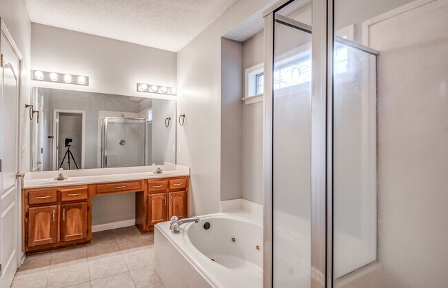 Building Photo - 9461 Hickory Dr