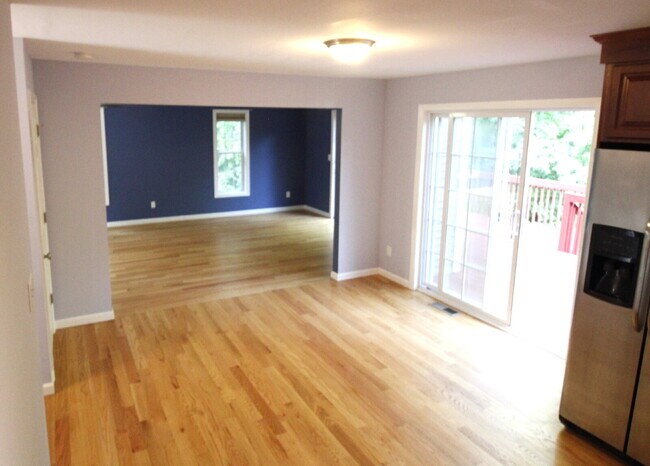 Building Photo - Privacy, Space, and Modern Comfort in Salem