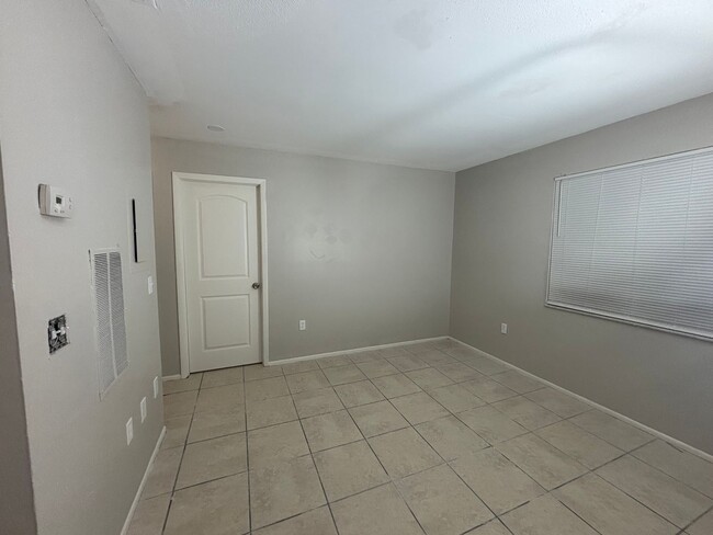 Building Photo - 929 33rd Ave W