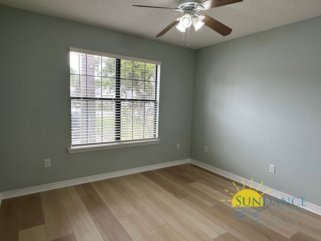 Building Photo - Spacious 2-Bedroom End Unit in Prime Navar...