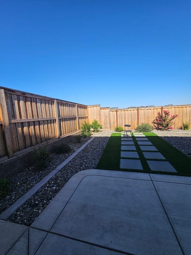 Building Photo - Newer Construction Home located in desirab...