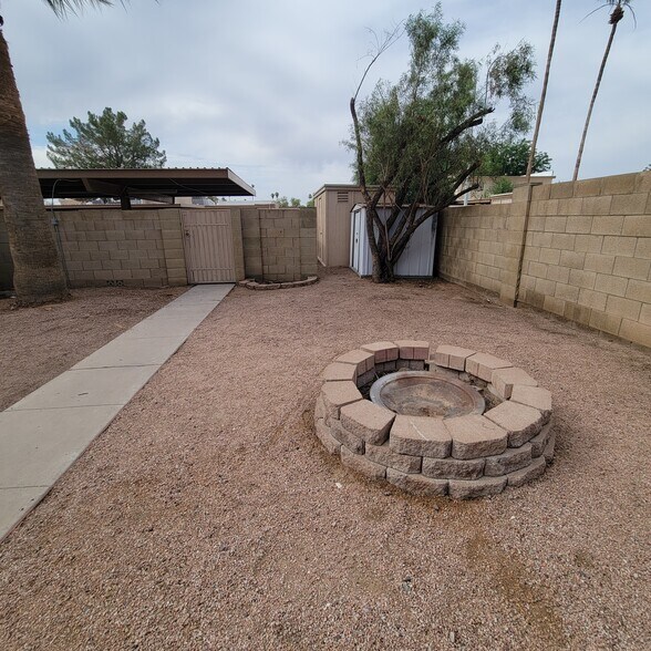 Building Photo - 2150 E Ellis Dr