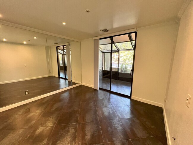 Building Photo - Remodeled 2 Bed, 2 Bath Unit in Downtown S...