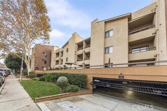 Building Photo - 424 Oak St