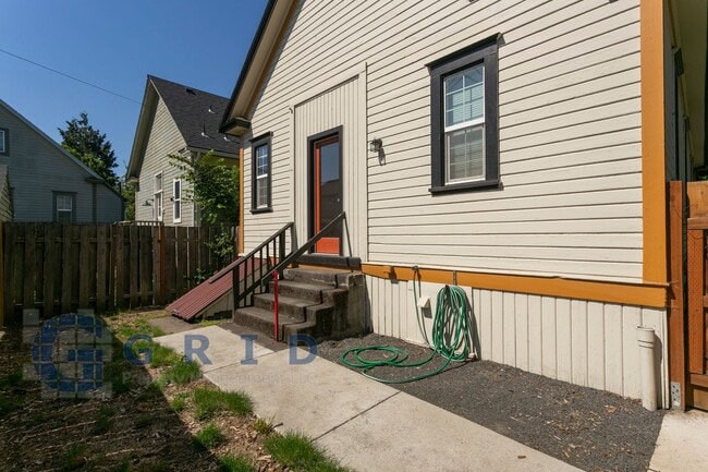 Building Photo - Gorgeous 2 Bedroom Victorian Home!
