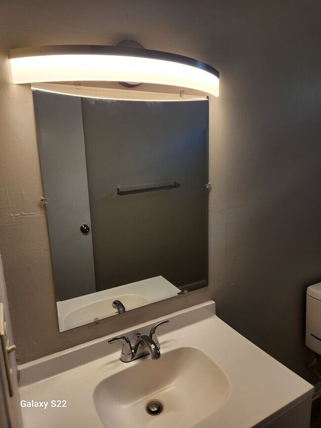 Building Photo - Two Bedroom, One Bath Apartment for Rent