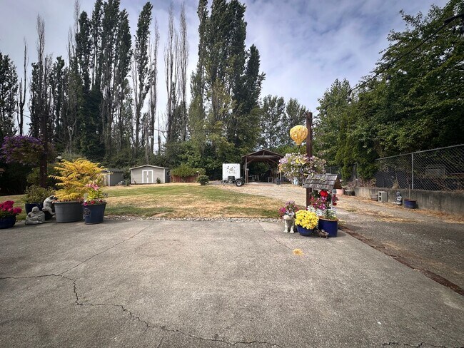 Building Photo - Cozy & Convenient 2-Bedroom Home with Larg...