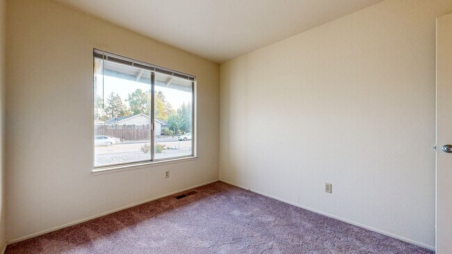 Building Photo - Bright 4 Bedroom 2 Full Bathroom Home with 2 Car Garage!