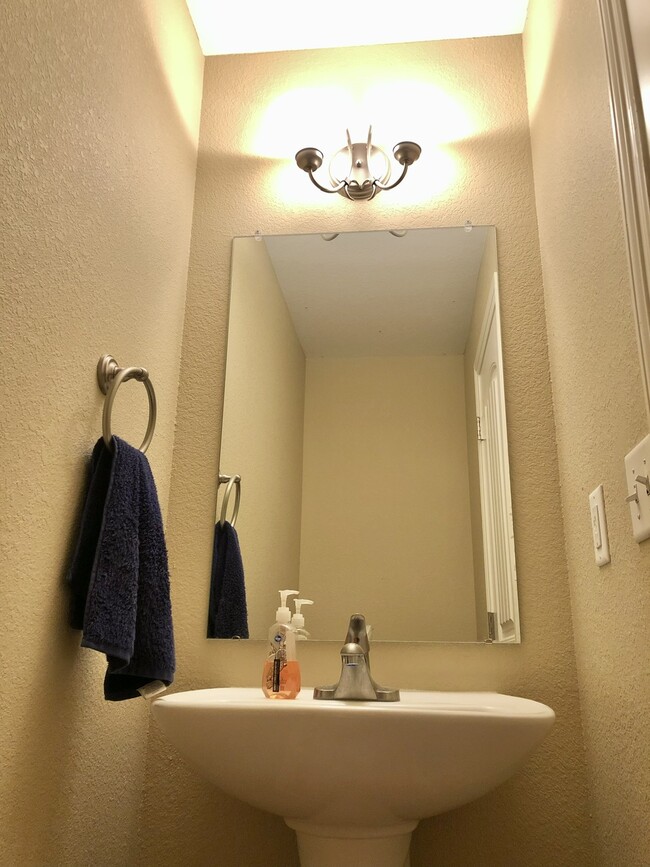 Powder room - 2509 Custer Dr