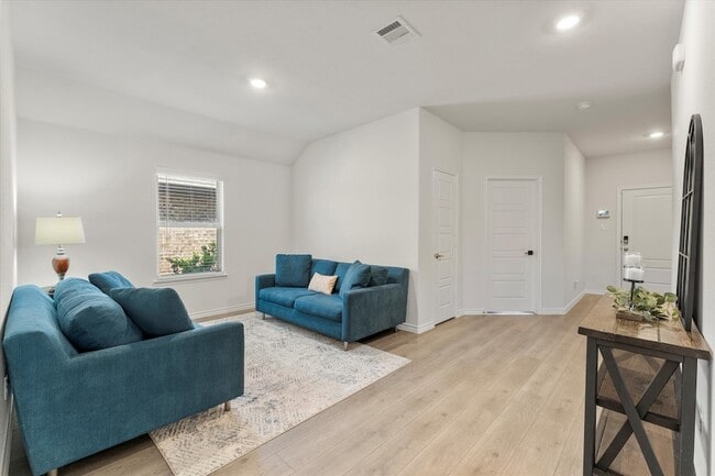 Building Photo - 137 Red Hickory Dr